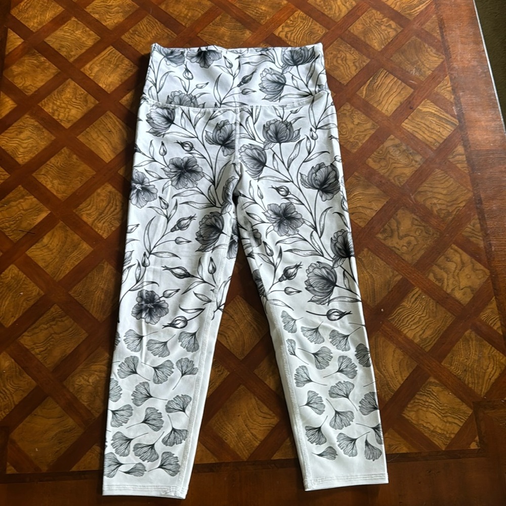 White flower leggings